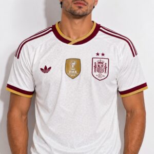 Camisa Espanha II 2026 Torcedor Masculina - modelo vestindo